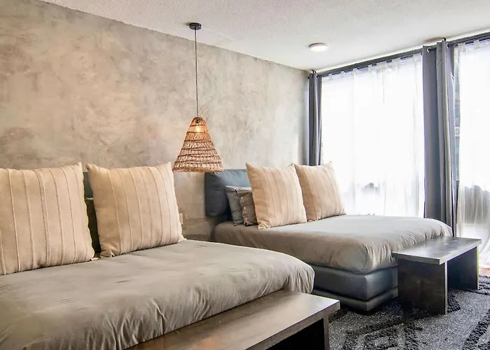 Beautiful Curated And Designed Flat Great Balcony *